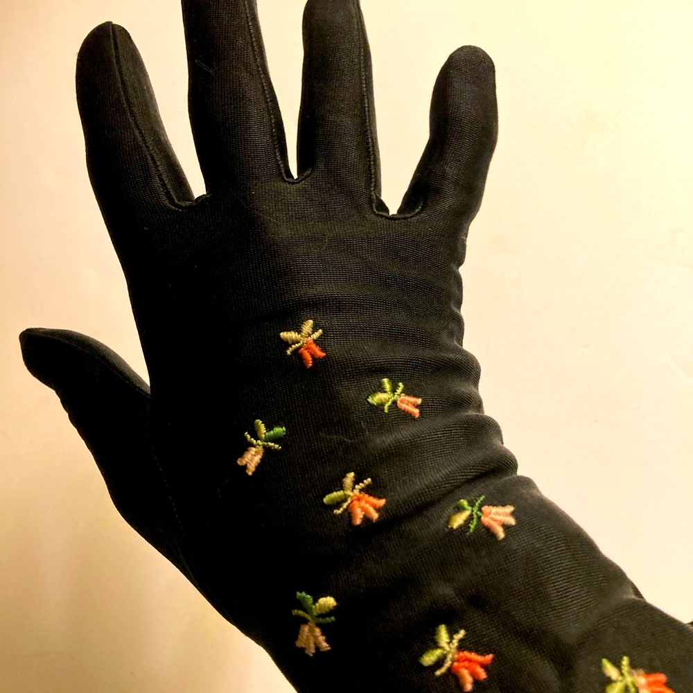 Vintage Van Rosette Fauntex Ladies Gloves. Size 7 Black with Embroidered Flowers